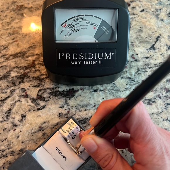 10K yellow gold 1/4 Carat T.W. Round Diamond 10 kt Solitaire Ring size 7 - Picture 14 of 14